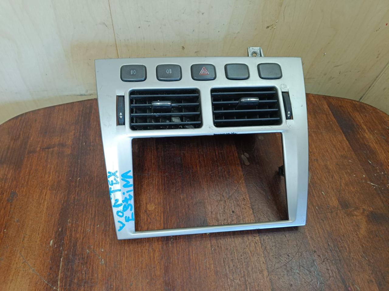 дефлектор обдува салона Vortex Estina 1 поколение (2008 - 2013), 1.6 л., бензин, МКПП, седан - фото №1