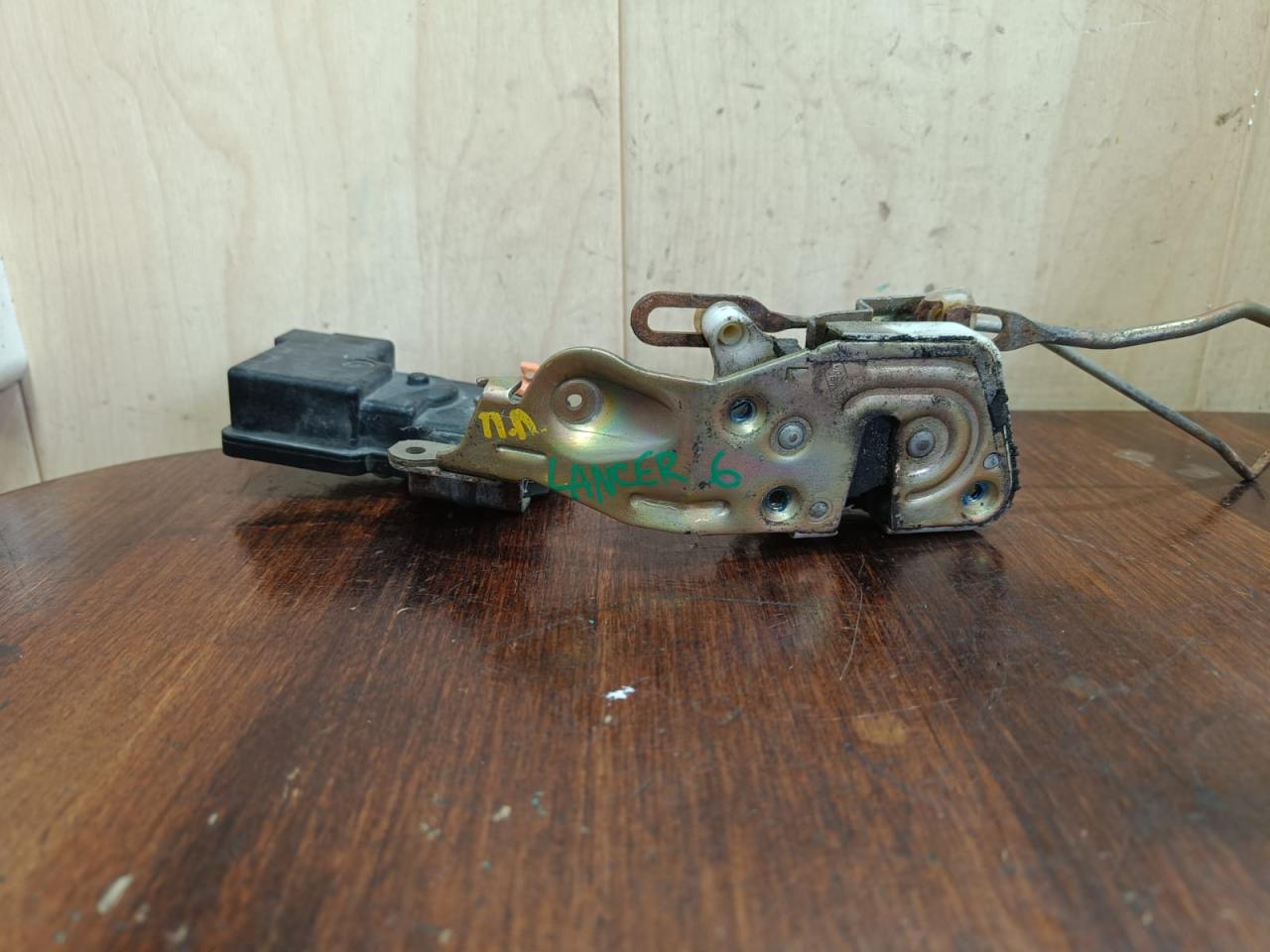 замок двери передней левой Mitsubishi Lancer 6 поколение (1991 - 2000) - фото №1