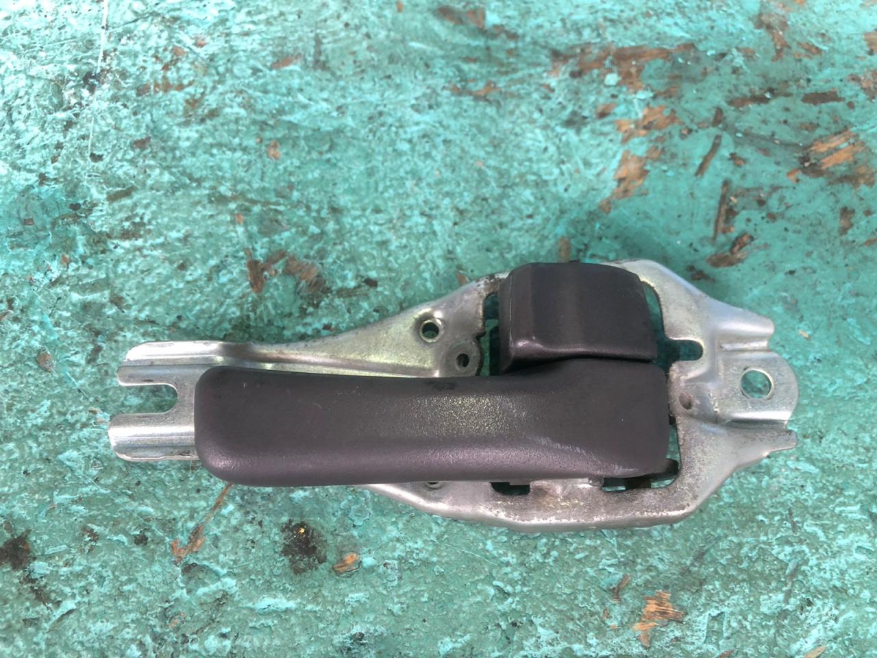 ручка внутренняя передняя правая Toyota Hiace H100 KZH106W (1989 - 2004), 3.0 л., 1KZ-T, дизель, АКПП, микроавтобус, правый руль - фото №1