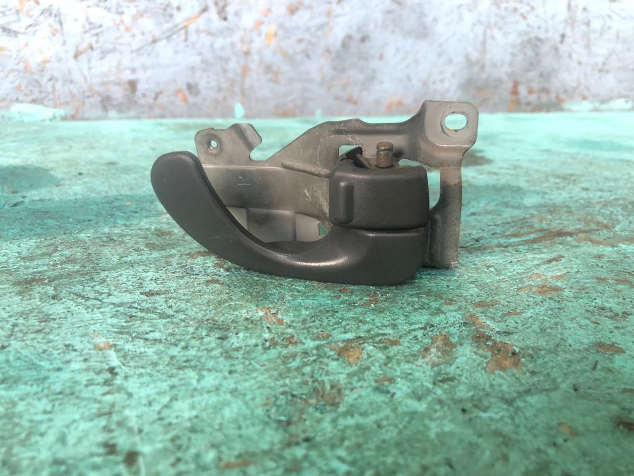 ручка внутренняя передняя правая Mitsubishi Lancer 7 поколение 1997, 1.3 л., 4G13 (12V), бензин, МКПП, седан - фото №1