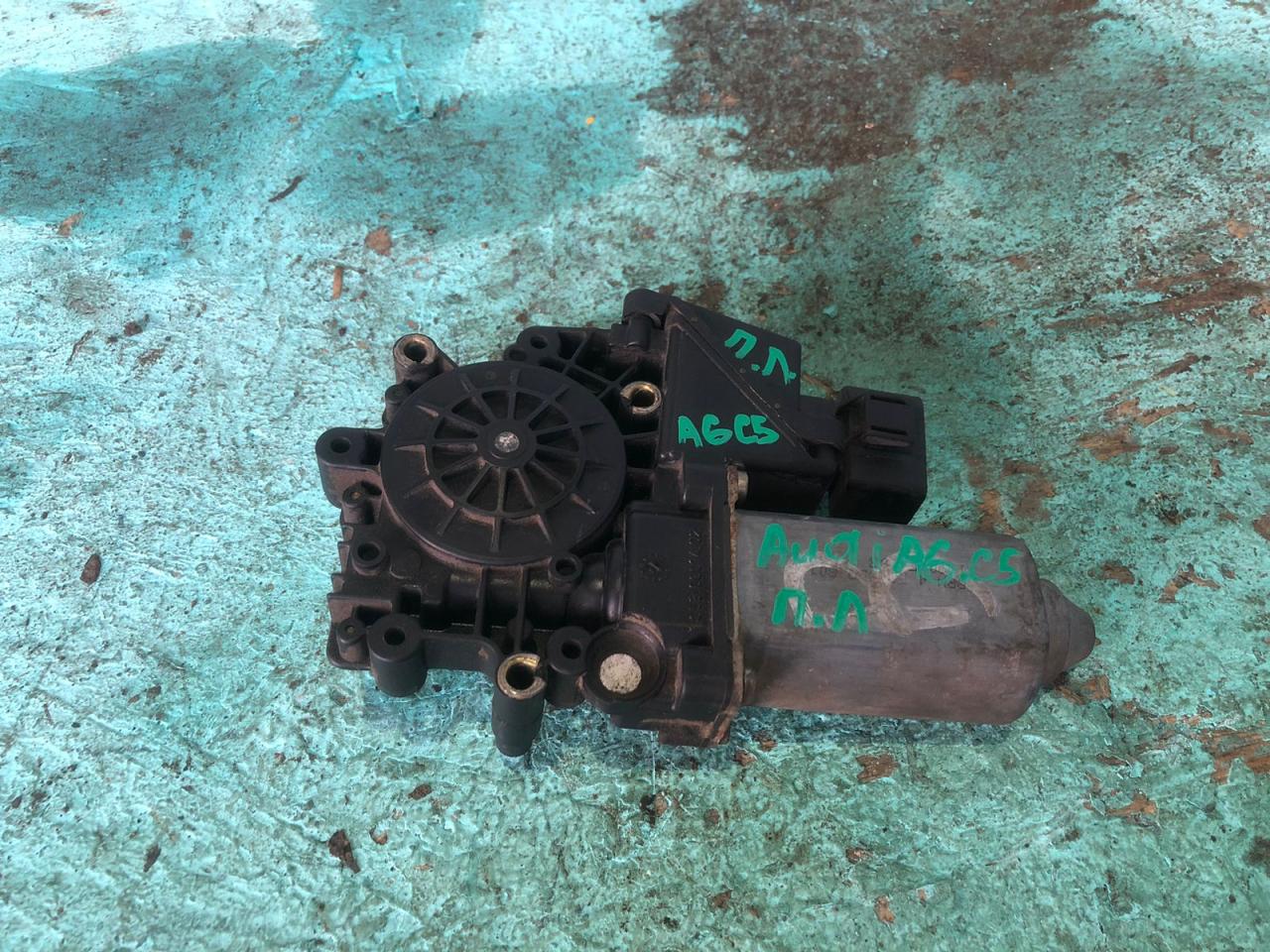 моторчик стеклоподъемника передний левый Audi A6 4B/C5 1998, 2.8 л., ALG, бензин, АКПП, седан, полный привод, 119024114, 0536001402 - фото №1