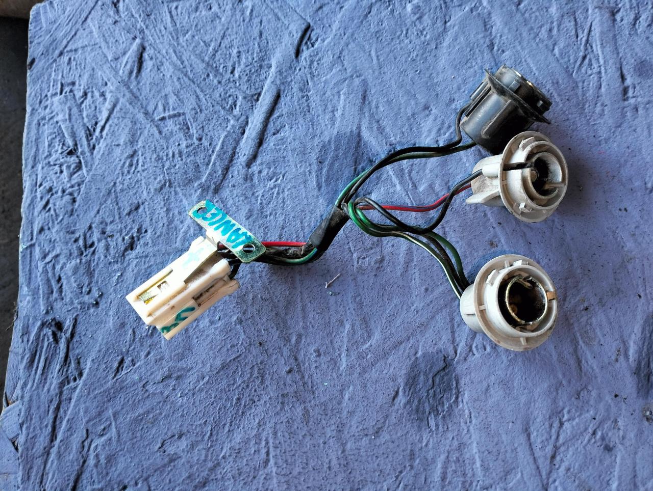 проводка заднего фонаря Mitsubishi Lancer 7 поколение 1997, 1.3 л., 4G13 (12V), бензин, МКПП, седан - фото №1