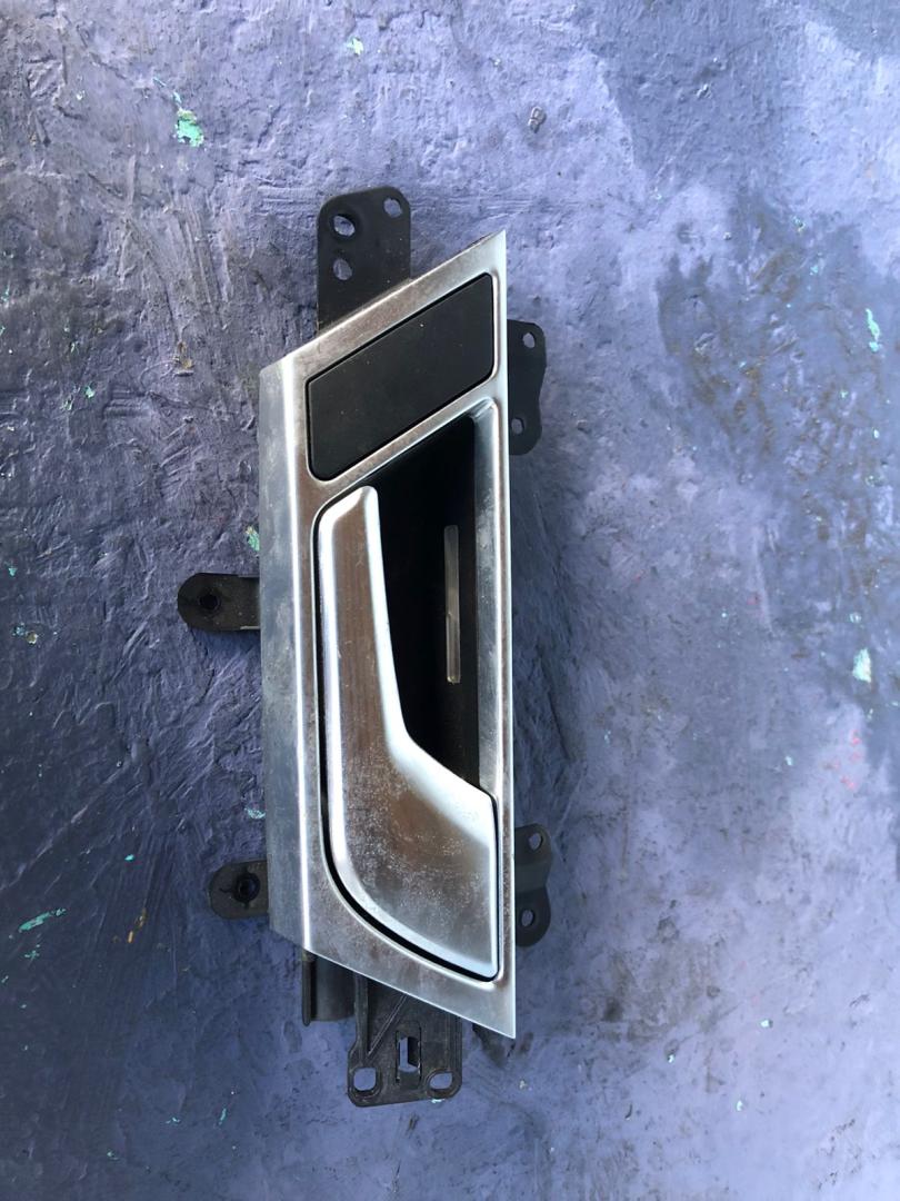 ручка внутренняя задняя правая Audi A6 4F/C6 2005, 2.4 л., BDW, бензин, вариатор, x1x1, седан, 4F0839020 - фото №1