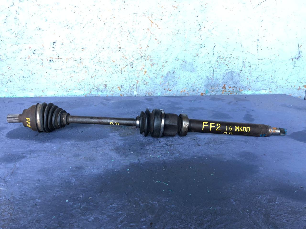 полуось передняя правая (приводной вал, ШРУС) Ford Focus 2 поколение 2007, 1.6 л., HWDB, бензин, МКПП, седан - фото №1