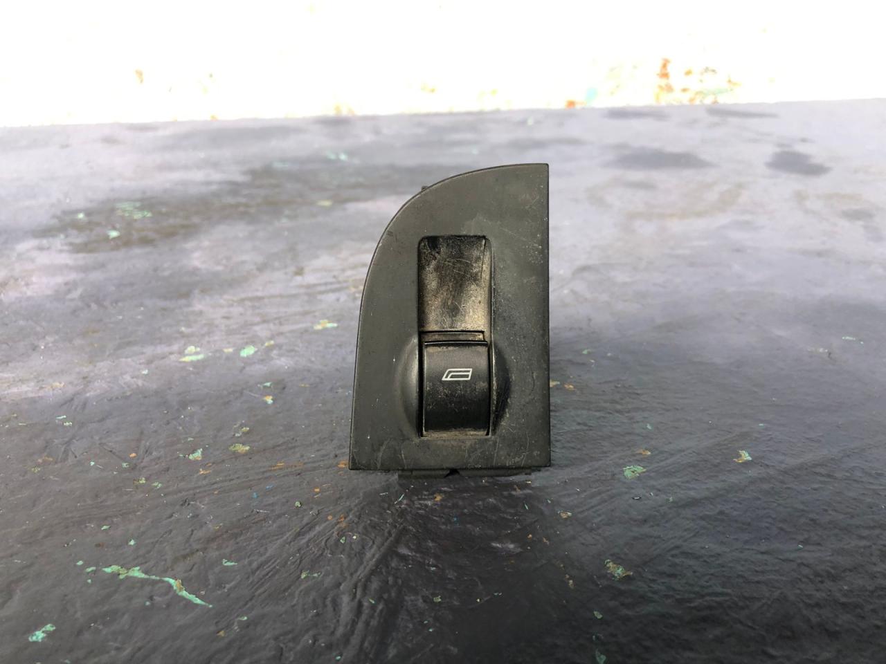кнопка стеклоподъемника двери задней правой Audi A6 4B/C5 1998, 2.8 л., ALG, бензин, АКПП, седан, полный привод, 4B0959522 - фото №1
