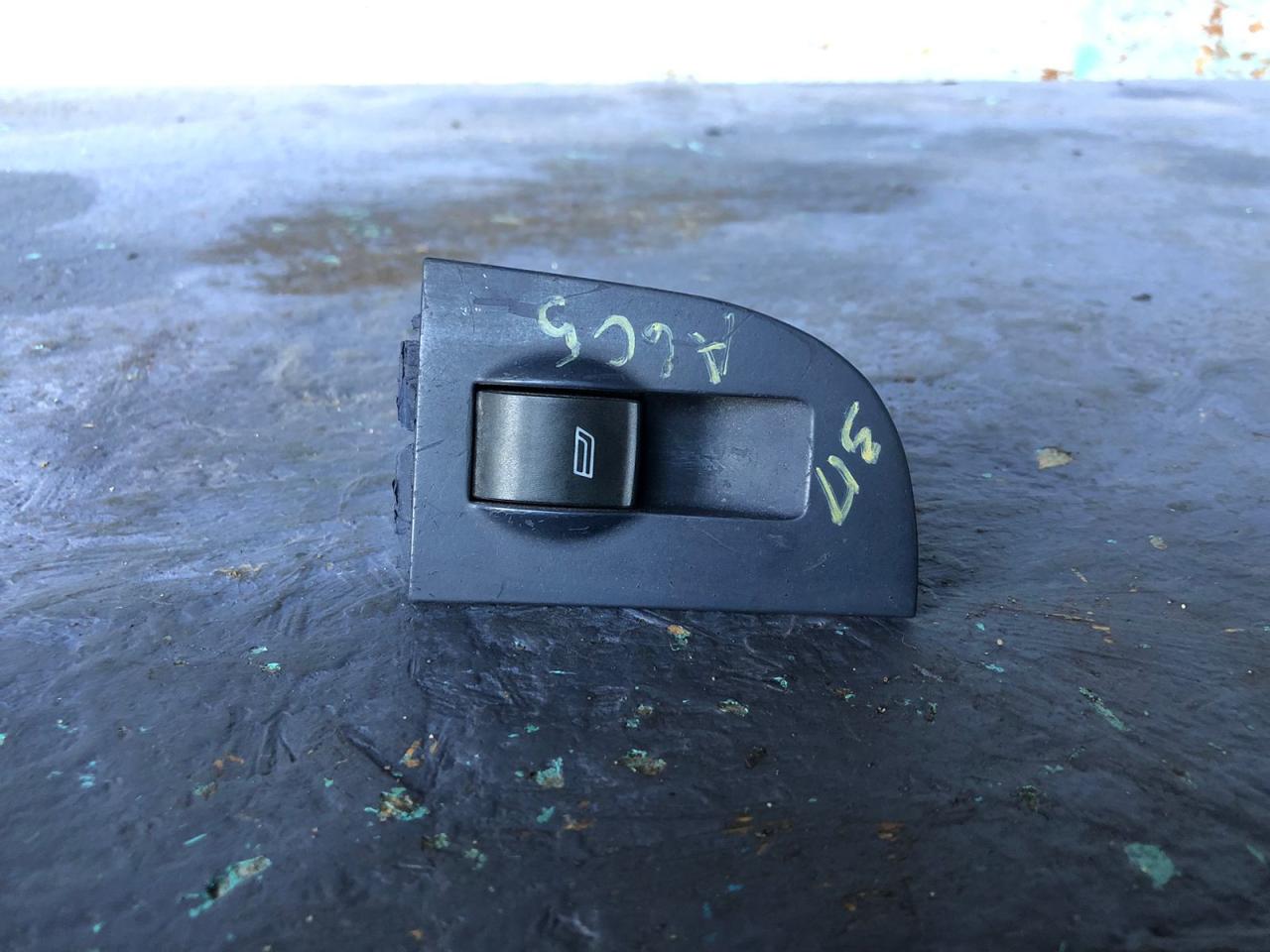 кнопка стеклоподъемника двери задней правой Audi A6 4B/C5 1998, 2.8 л., ALG, бензин, АКПП, седан, полный привод, 4B0959855 - фото №1