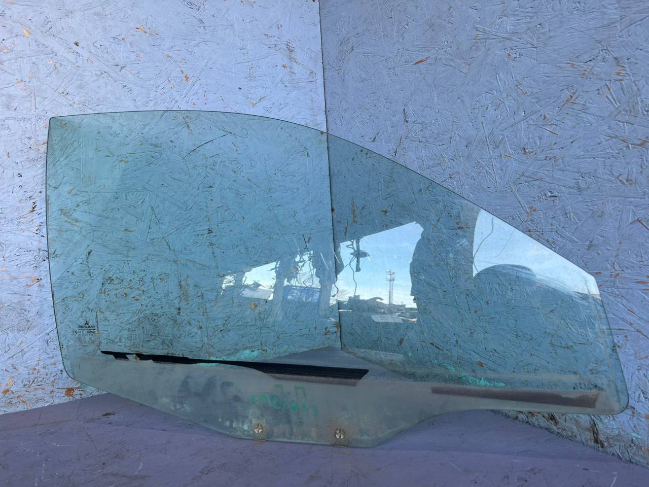 стекло двери передней правой Mitsubishi Carisma 1 поколение 1997, 1.6 л., бензин, 5МКПП, хетчбэк 5 дв. - фото №1