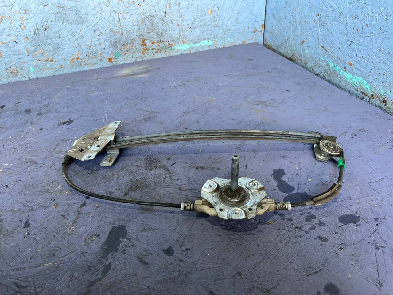 стеклоподъемник передний правый Mitsubishi Carisma 1 поколение 1997, 1.6 л., бензин, 5МКПП, хетчбэк 5 дв. - фото №1