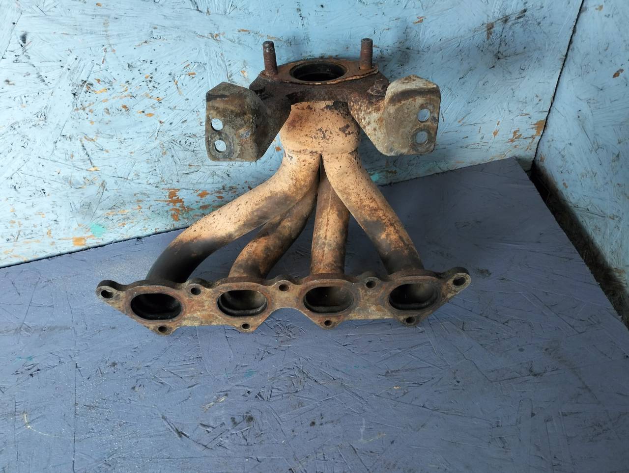 коллектор выпускной Mitsubishi Carisma 1 поколение 1997, 1.6 л., бензин, 5МКПП, хетчбэк 5 дв. - фото №1