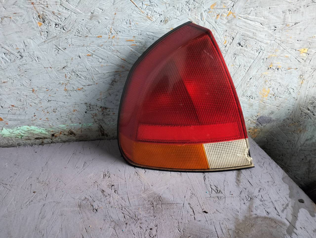 фонарь задний левый Mitsubishi Carisma 1 поколение 1997, 1.6 л., бензин, 5МКПП, хетчбэк 5 дв. - фото №1