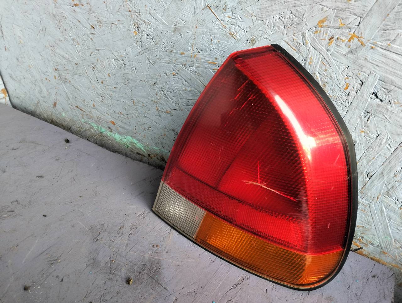 фонарь задний правый Mitsubishi Carisma 1 поколение 1997, 1.6 л., бензин, 5МКПП, хетчбэк 5 дв. - фото №1