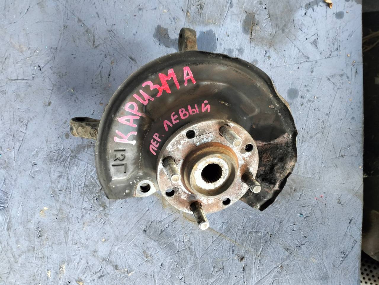 кулак поворотный левый Mitsubishi Carisma 1 поколение 1997, 1.6 л., бензин, 5МКПП, хетчбэк 5 дв. - фото №1