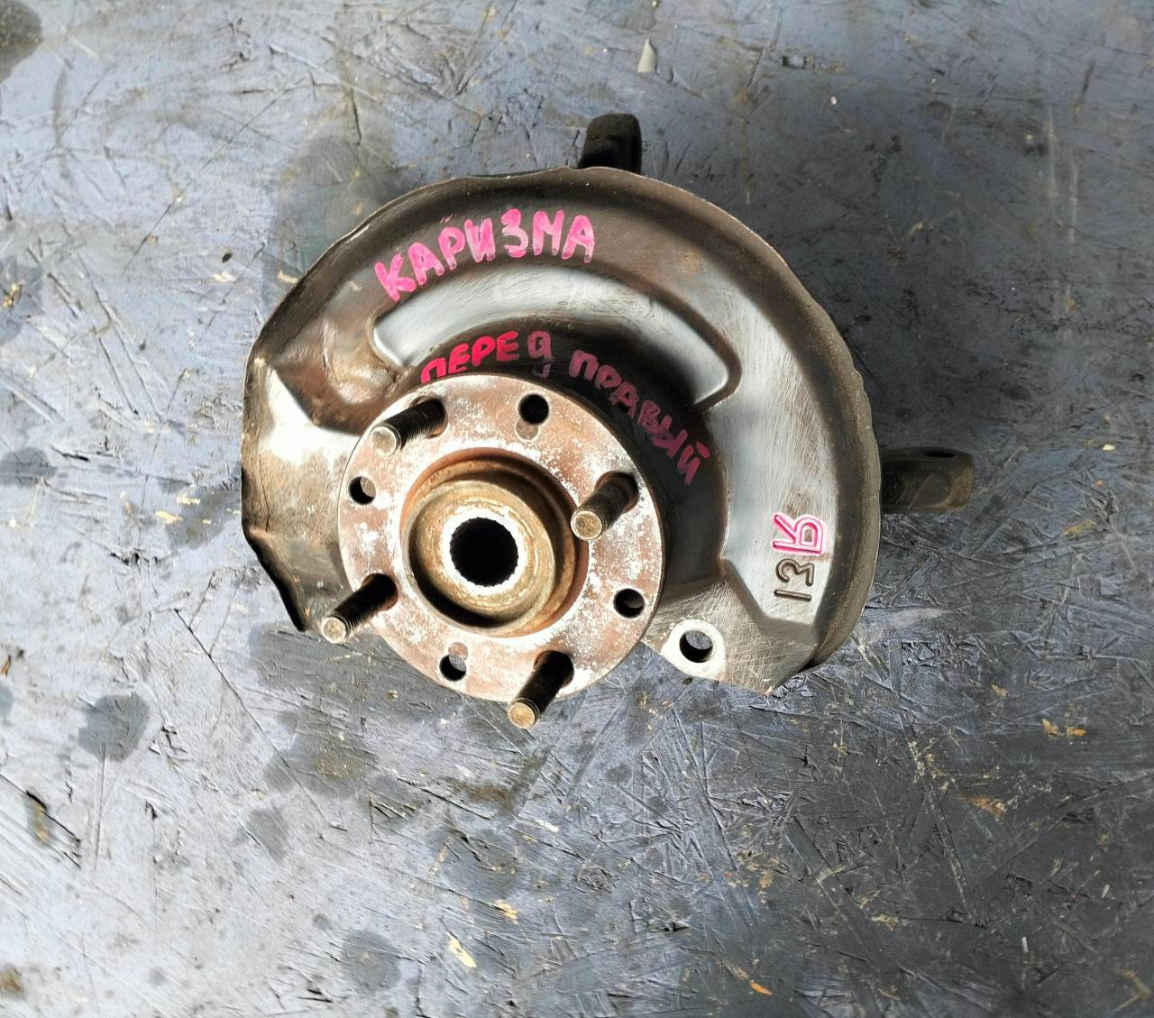 кулак поворотный правый Mitsubishi Carisma 1 поколение 1997, 1.6 л., бензин, 5МКПП, лифтбэк - фото №1