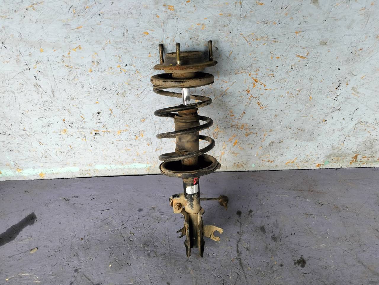 стойка передняя правая Mitsubishi Carisma 1 поколение 1997, 1.6 л., бензин, 5МКПП, хетчбэк 5 дв. - фото №1