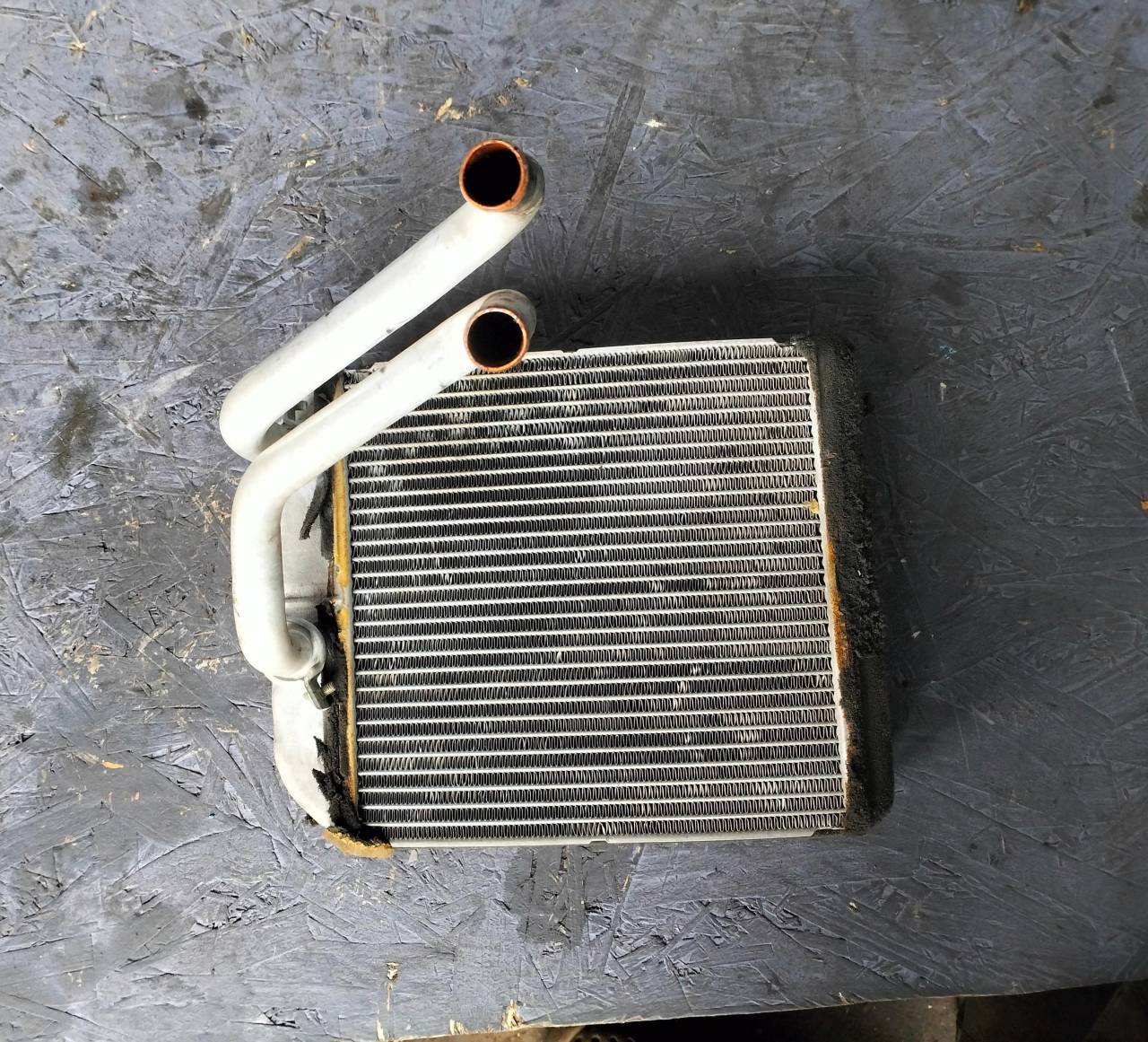 радиатор отопителя (печки) Mitsubishi Carisma 1 поколение 1997, 1.6 л., бензин, 5МКПП, лифтбэк - фото №1