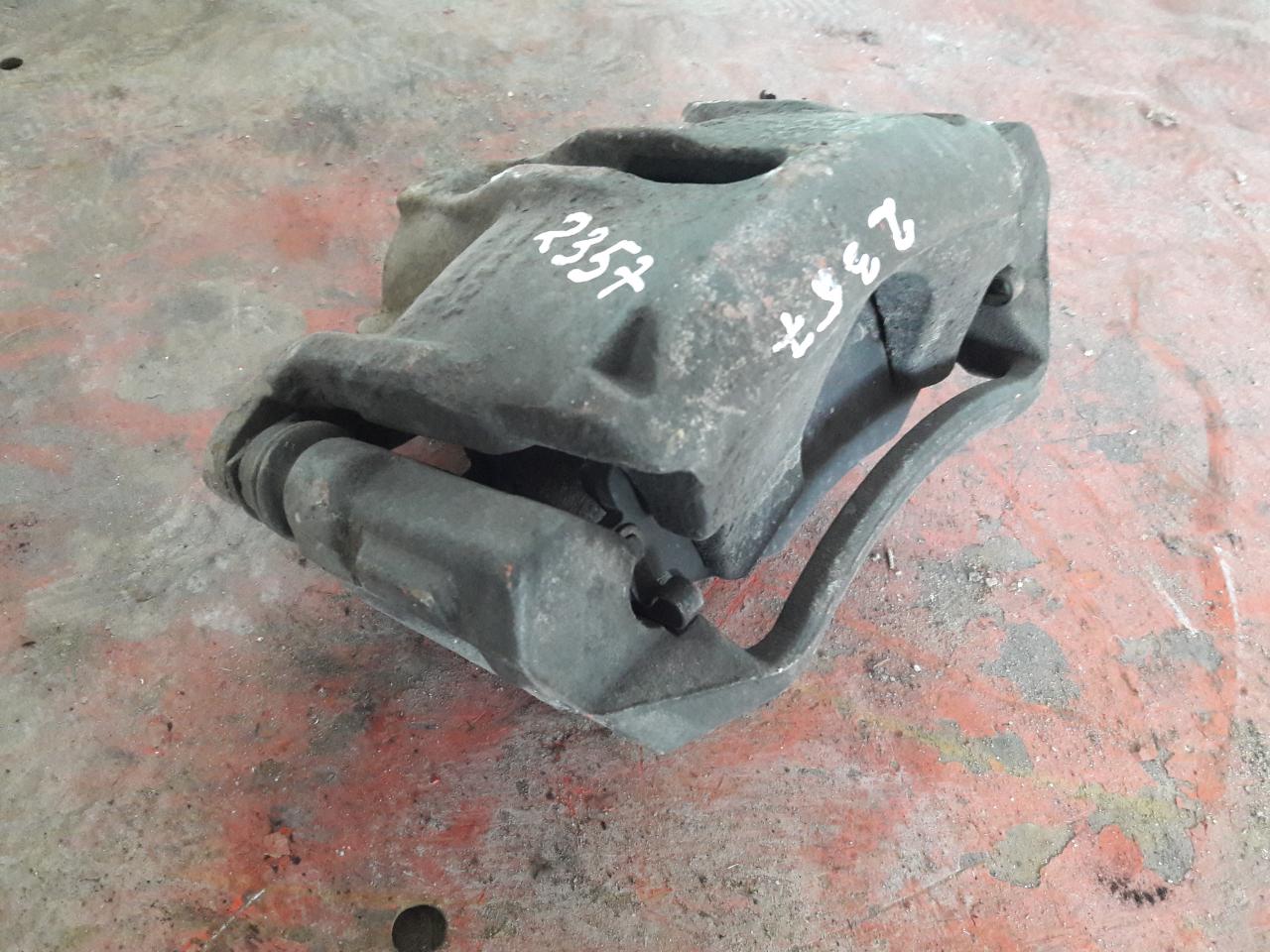 суппорт передний правый Ford Mondeo 3 поколение 2001, 1.8 л., CHBA, бензин, универсал, 2218067 - фото №1