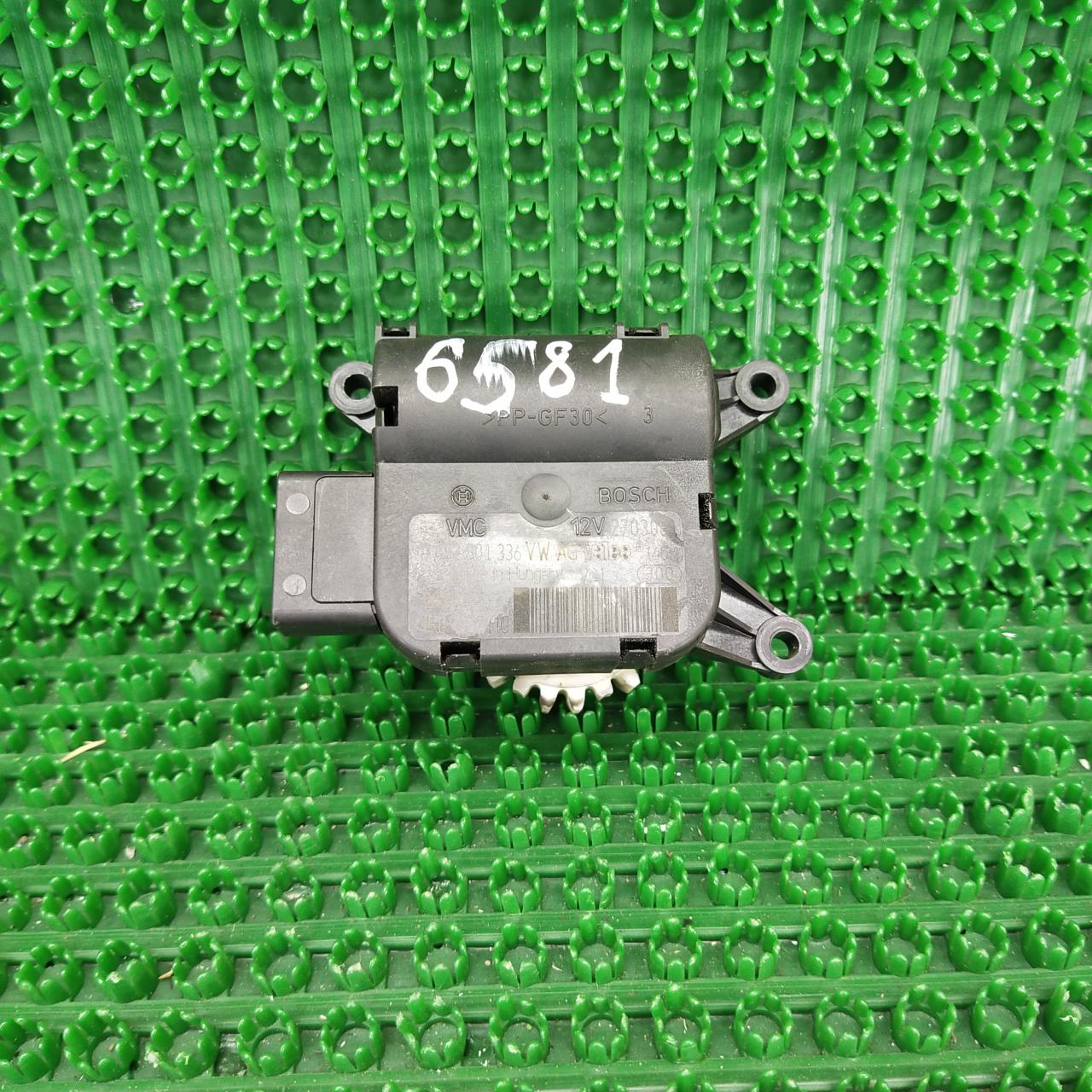 моторчик заслонки печки Volkswagen Tiguan 1 поколение 5N1 2009, 2.0 л., CBAB, дизель, МКПП, внедорожник 5 дв., 1K09075110 - фото №1