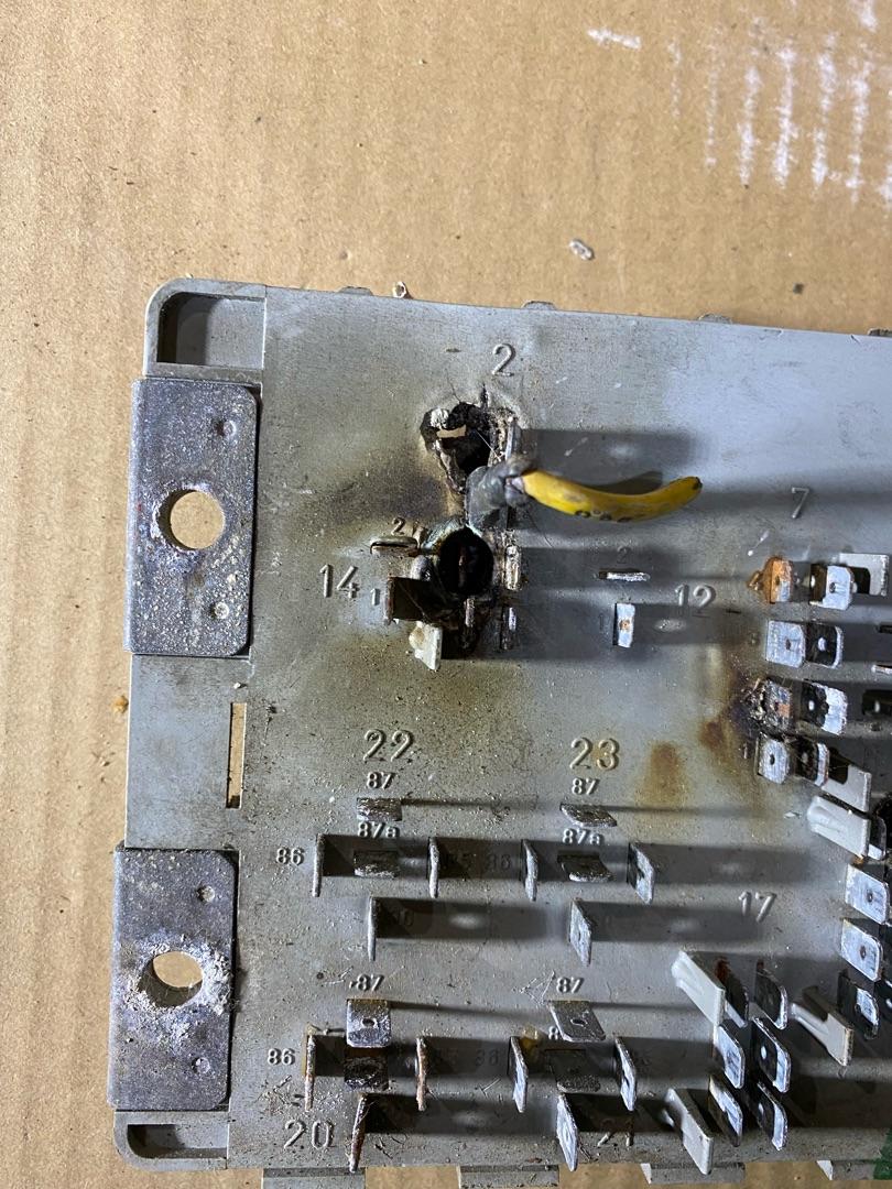 блок предохранителей Scania 2-Series 1 поколение (1980 - 1988), 290709 - фото №1