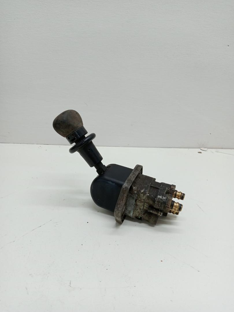 кран ручного тормоза (ручник) MAN F2000 1 поколение (1994 - 1998), 9617231000, 1518233, 81523156113, 81523156116, 81523156118, 81523159113, 9617231000 - фото №1