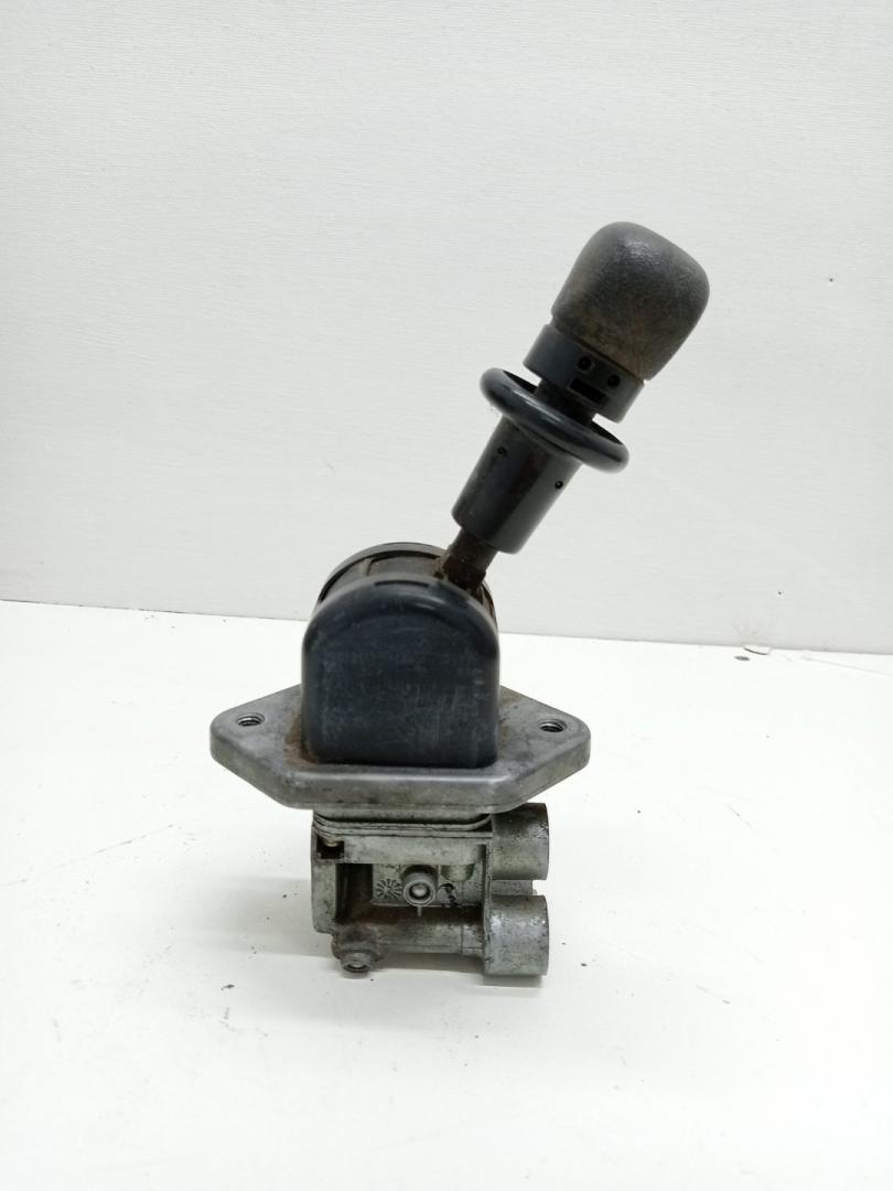 кран ручного тормоза (ручник) MAN TGA 1 поколение (2000 - 2008), 9617231180, 1518237, 81523156156, 81523156160, 81523156161, 81523159156, 64523156012, 81523156171, 1935570, 9617231180 - фото №1