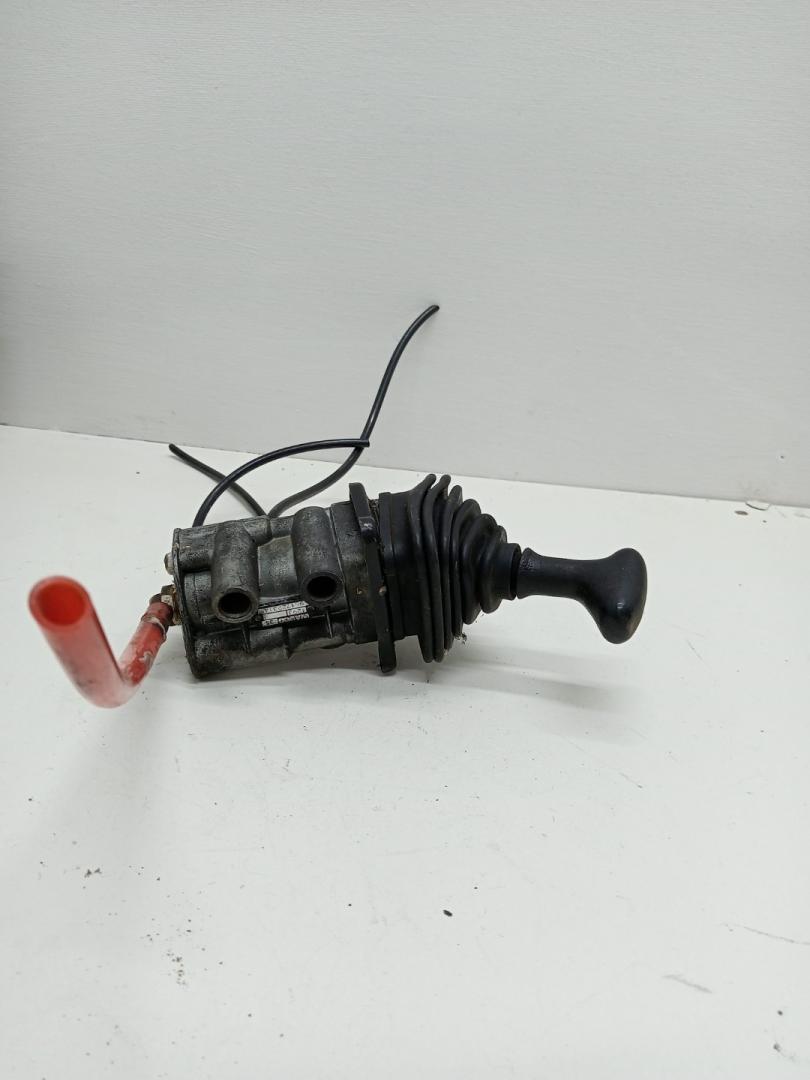 кран ручного тормоза (ручник) Scania G 1 поколение (1988 - 1997), 9617223140, 1518227, 390286, 0390286, 9617223140 - фото №1