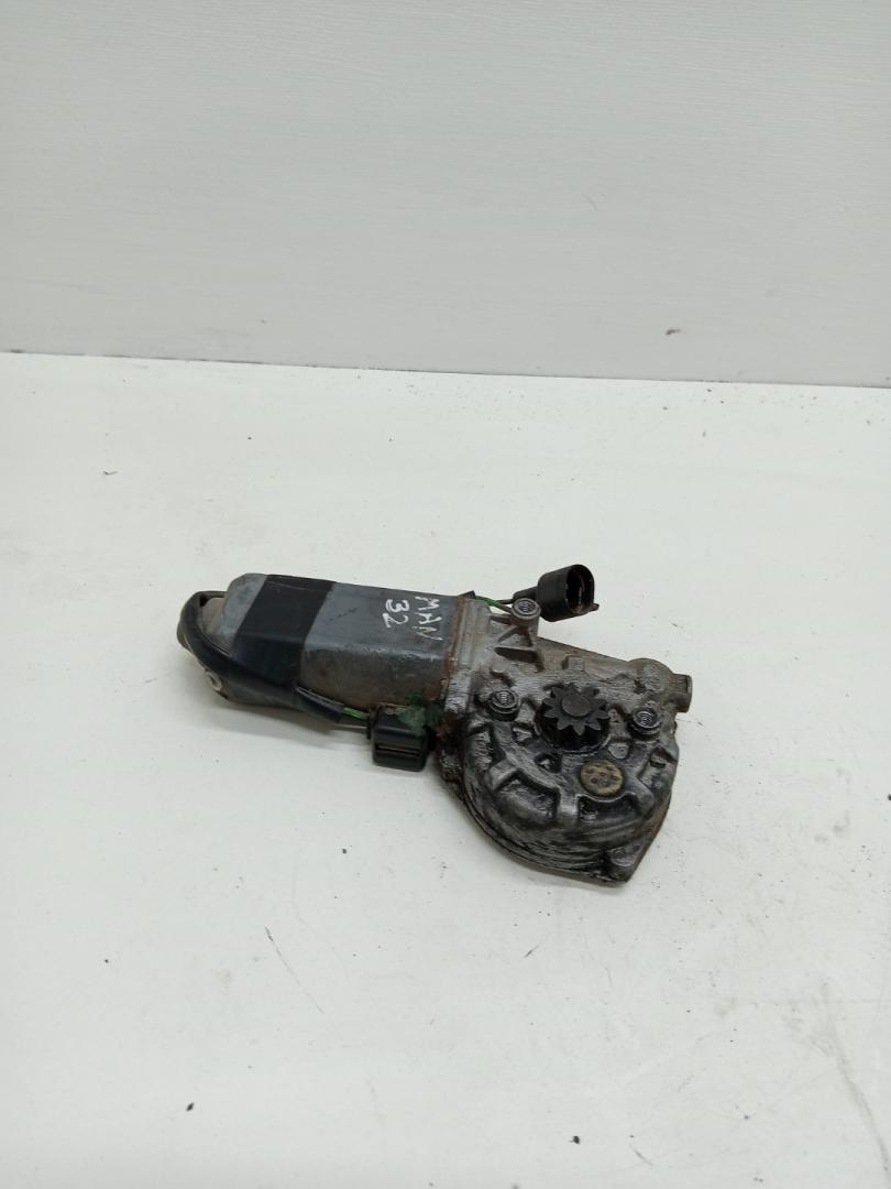 моторчик стеклоподъемника передний левый MAN F2000 1 поколение (1994 - 1998), 0130821073, 81286016069, 0130821073, 81.28601.6069 - фото №1