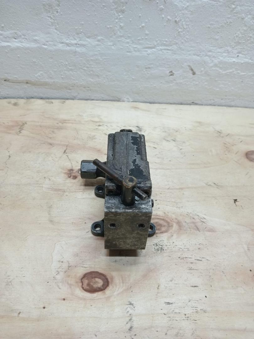 насос подъёма кабины Mercedes-Benz - фото №1