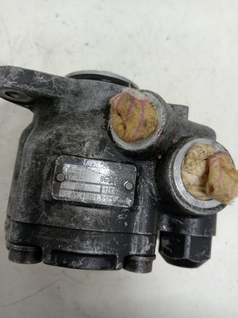 насос гидроусилителя руля MAN F2000 1 поколение (1994 - 1998), 7685955101, 99444525, 81471016082, 81471016086, 81471016090, 81471016103, 81471016116, 81471016136, 81471016140, 81471016161, 81471016168, 81471016170, 81.47101.6171, 81471016180, 81471019082, 81471019103, 81471019121, 81471019136, 81471019161, 81991783154, 81471016121, 7685955101 - фото №1