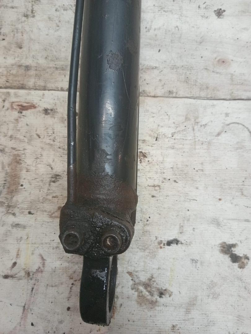 цилиндр подъёма кабины MAN TGA 1 поколение (2000 - 2008) - фото №1