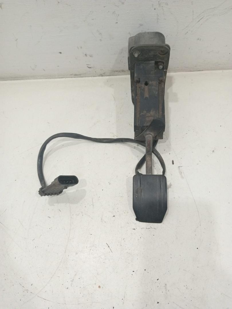 педаль IVECO EuroTech 1 поколение (1991 - 1999) - фото №1