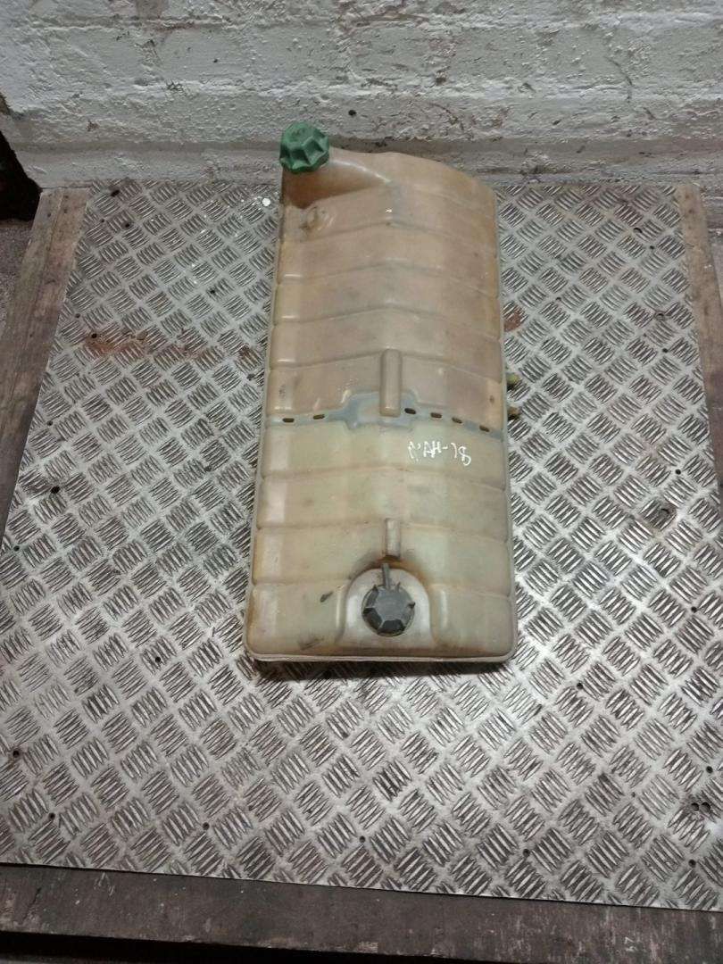 бачок расширительный MAN M2000 L 1 поколение (1996 - 2001), 81061110018, 81061110019, 81061110018, 81061110019, 81061026203, 81061026220, 81061026100, 81061026089, 81061026089 - фото №1