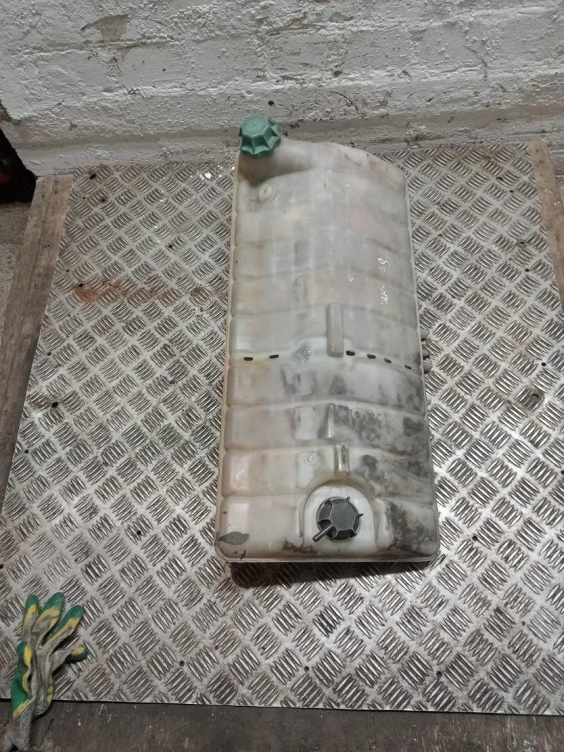 бачок расширительный MAN F2000 1 поколение (1994 - 1998), 81061110018, 81061026110, 81061026112, 81061026205, 81061026209, 81061026222, 81061026227, 81061110019, 81274210169, 81061110018, 81061026110, 81061110019, 81274210169 - фото №1