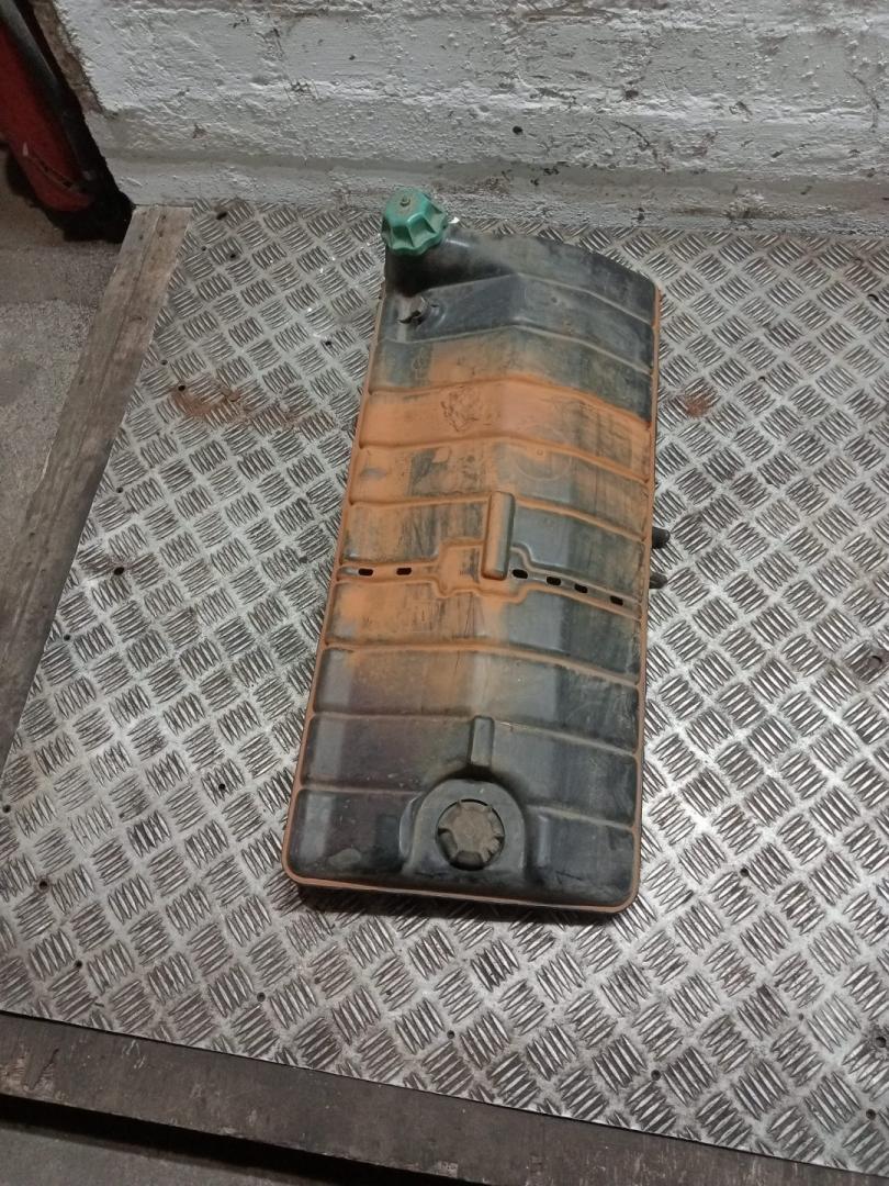 бачок расширительный MAN M2000 L 1 поколение (1996 - 2001), 81061110018, 81061110018, 81061026203, 81061026220, 81061026100, 81061026089, 81061110020, 81061026203, 81061110020 - фото №1