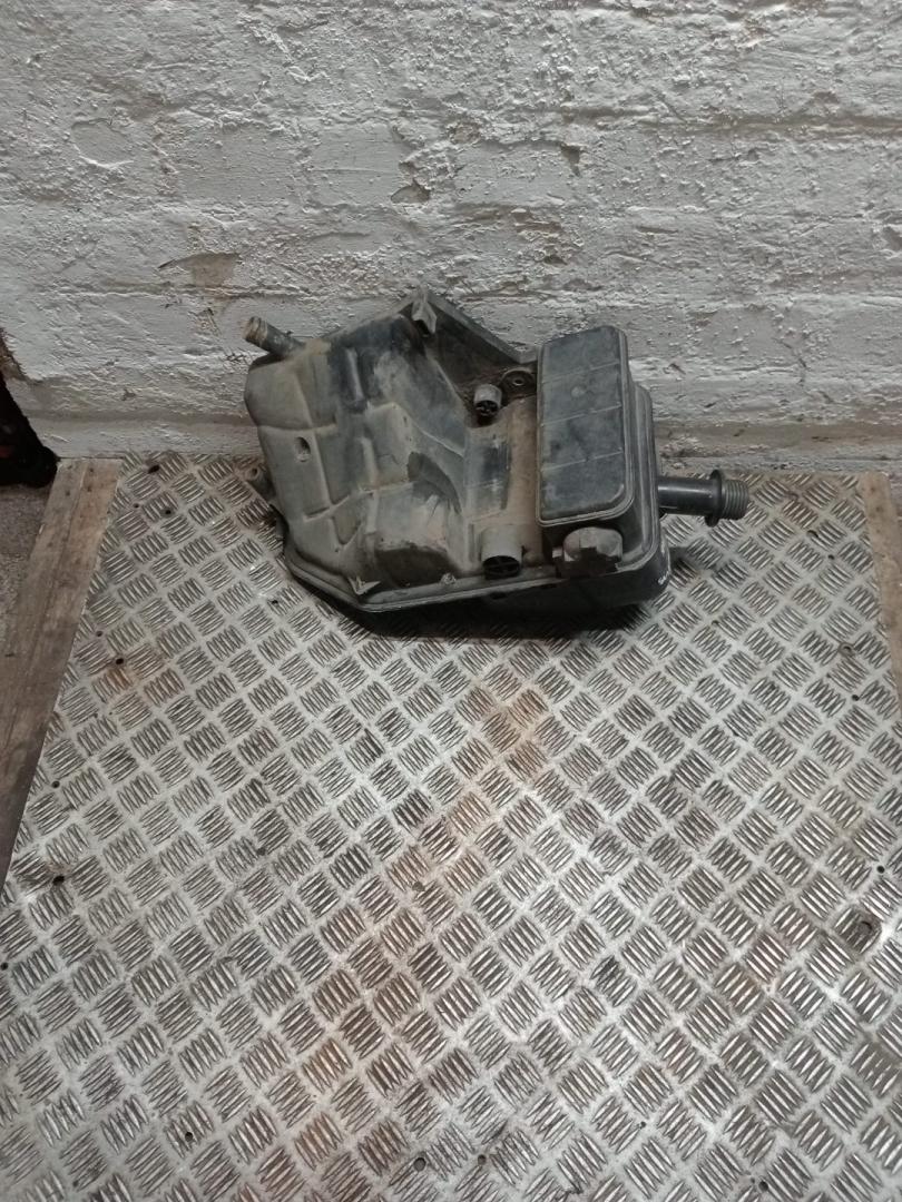 бачок расширительный Mercedes-Benz Actros 1 поколение (MP1) (1996 - 2003), A0005003049, 0005003049, A0005003449, 0005003849, A0005003849, 0005003449, A9425420217, 9425420217, A9425420017, 9425420017, A0005017015, 0005017015, A0005003049, 0005003049, A9425420217, 9425420217, A0005017015, 0005017015 - фото №1