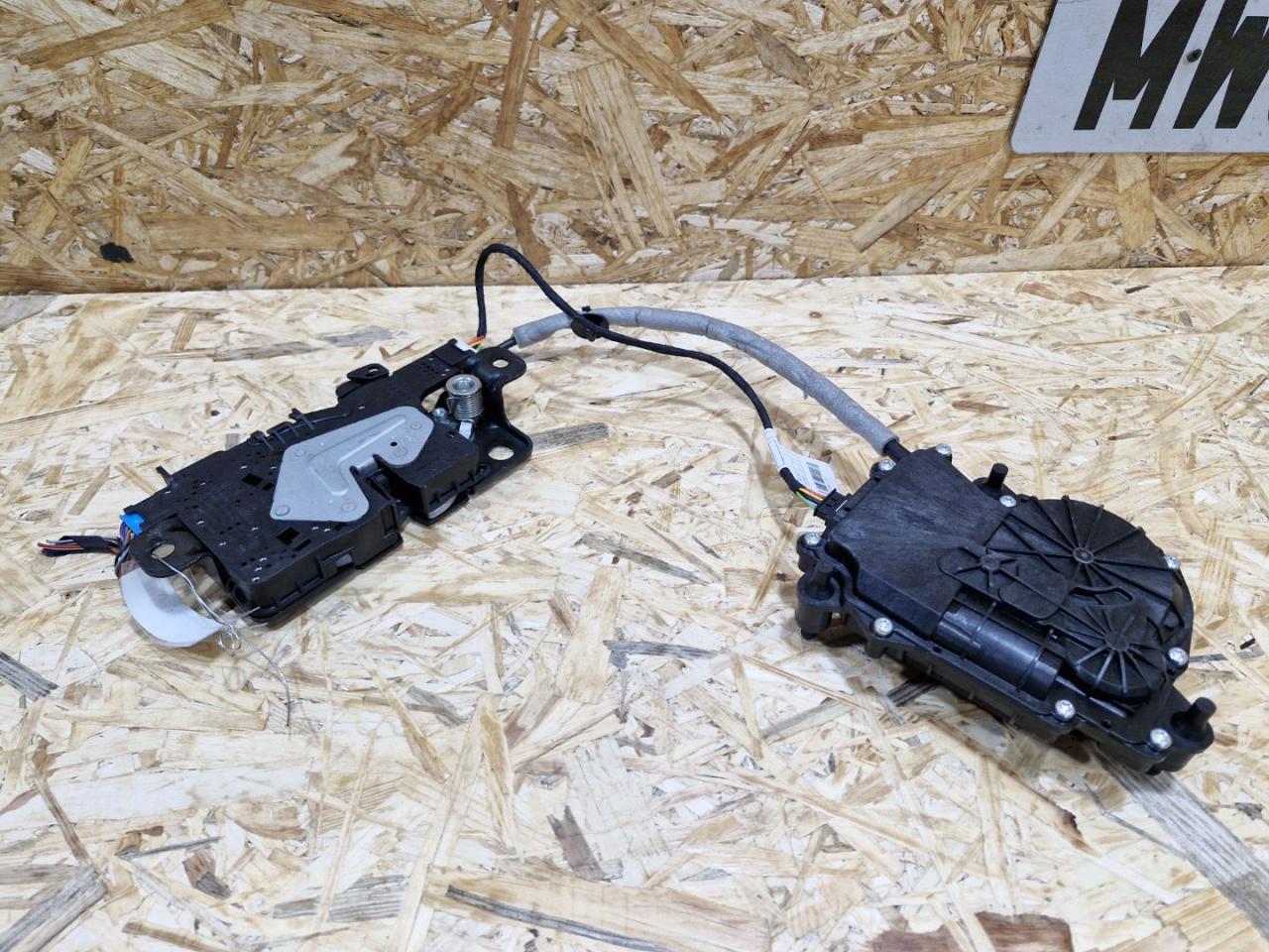 замок багажника BMW X2 F39 2018, 2.0 л., дизель, МКПП, внедорожник 5 дв., полный привод, правый руль, 7423848, 51247423848, 7464411, 51247464411, 51242704107, 2704107 - фото №1