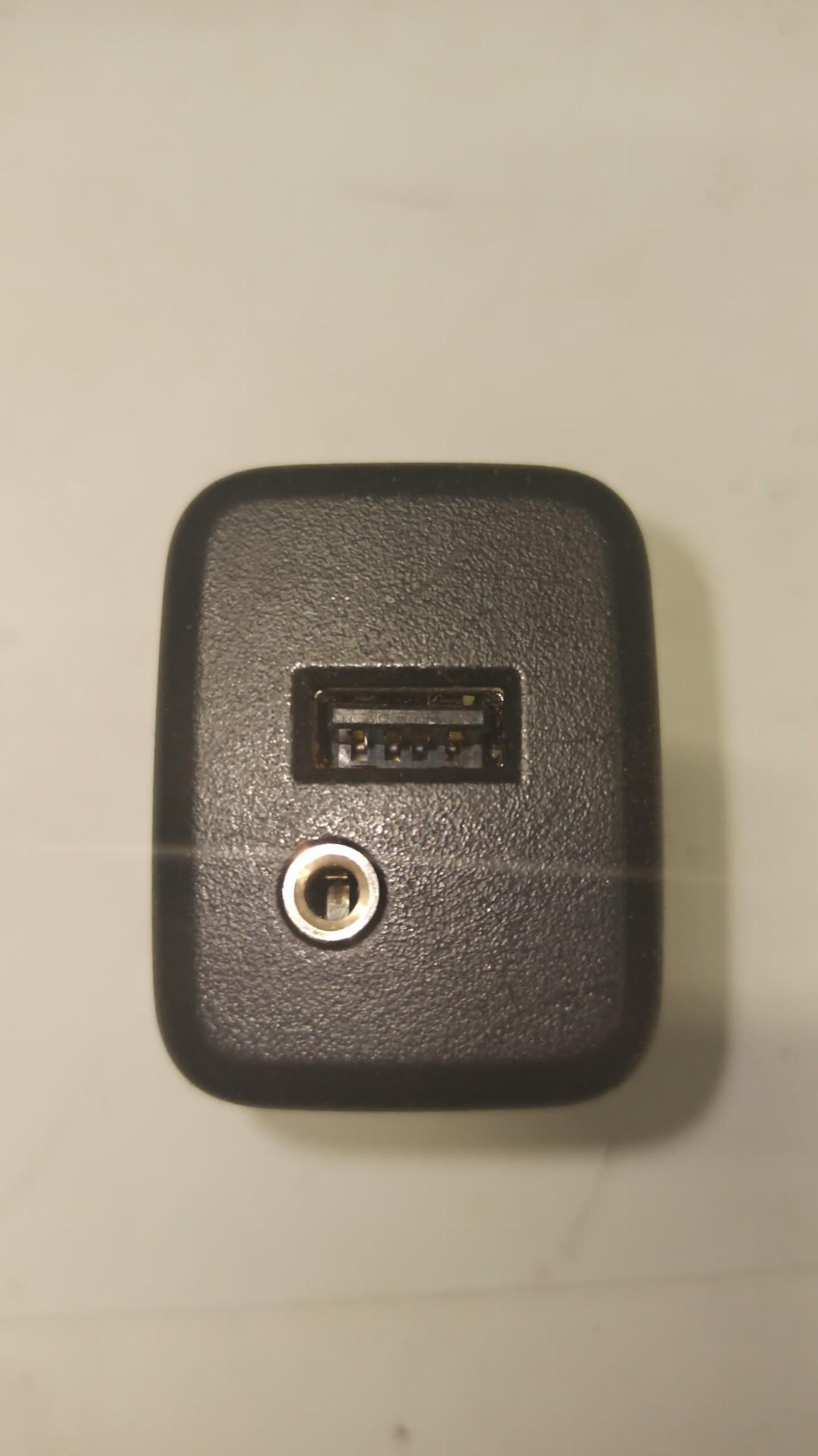 разъем AUX / USB Chevrolet Equinox 3 поколение 2018, 1.5 л., бензин, АКПП, внедорожник 5 дв., 13591084 - фото №1