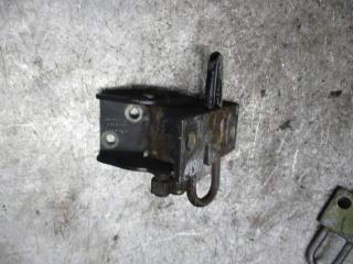 петля двери Audi A6 4A/C4 1996, 1.9 л., МКПП, универсал, 4A0831411D