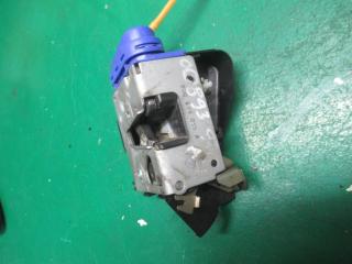 замок двери передней левой Audi A4 B5 1997, 1.8 л., МКПП, седан, 8D0839015A