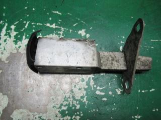 крепление бампера Audi A4 B5 1999, 1.6 л., МКПП, седан, 8D0807332C