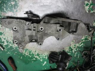 кронштейн генератора Volkswagen Passat B7 2011, 2.0 л., АКПП, универсал, 03L903143Q