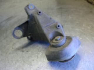 кронштейн КПП Audi A4 B5 1996, 2.6 л., МКПП, универсал, 8D0399114S