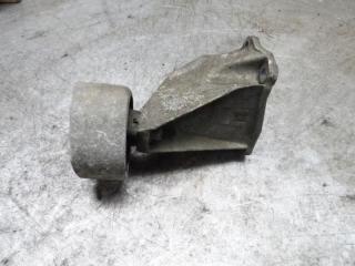 кронштейн КПП Volkswagen Passat B5 1998, 1.6 л., МКПП, универсал, 8D0399113AB