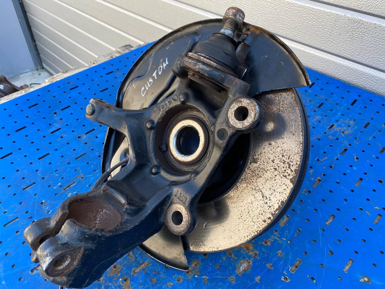 кулак поворотный правый Ford Transit Custom 1 поколение (2012 - 2019), BK212C300AB, BK211125BC, BK212B372AC, BK212C300AB, BK211125BC, BK212B372AC - фото №1