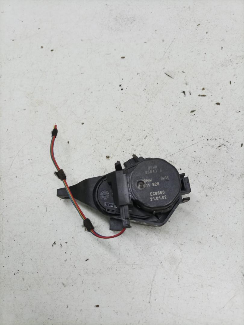 моторчик заслонки печки BMW 7 серия E65/E66/E67 2002, 4.4 л., бензин, АКПП, седан, 96843D, 6911828 - фото №1