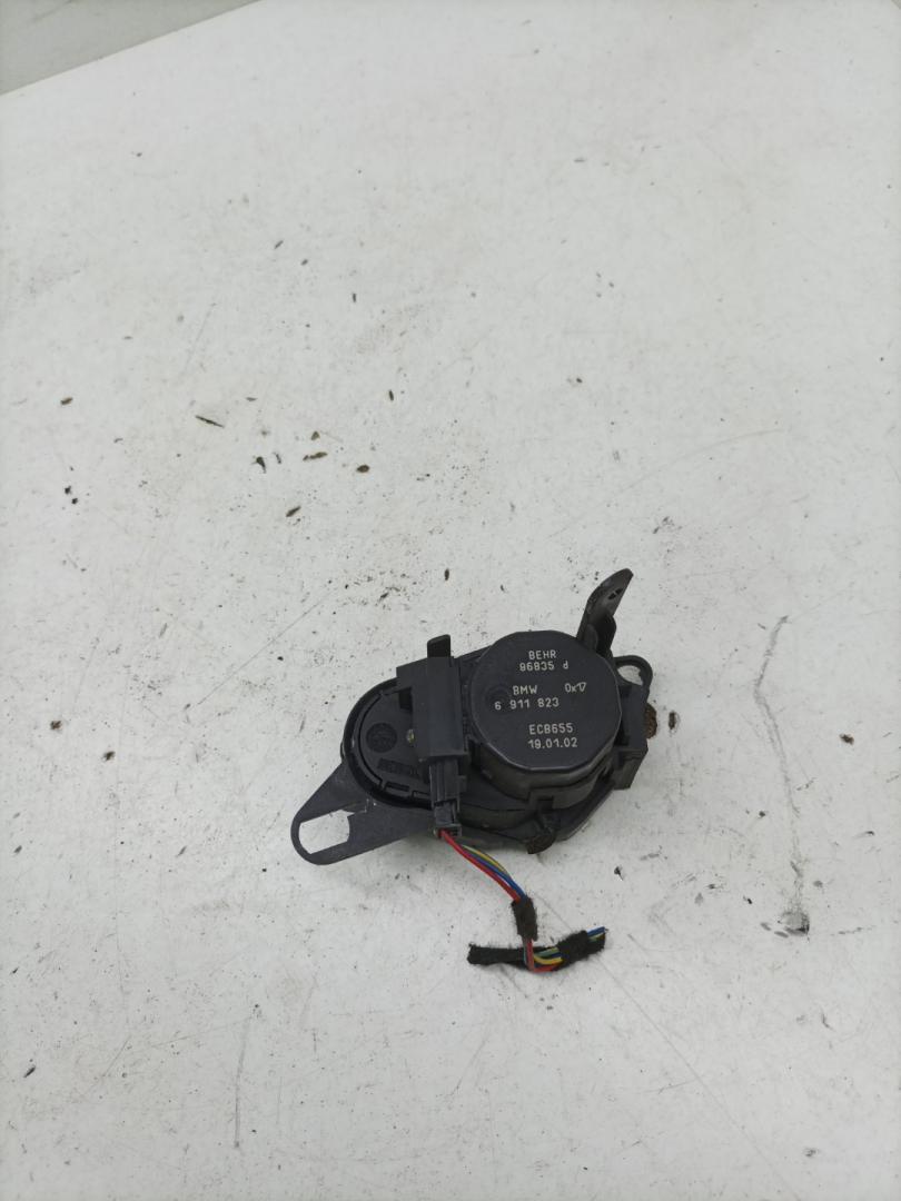 моторчик заслонки печки BMW 7 серия E65/E66/E67 2002, 4.4 л., бензин, АКПП, седан, 6911823, 96835D - фото №1