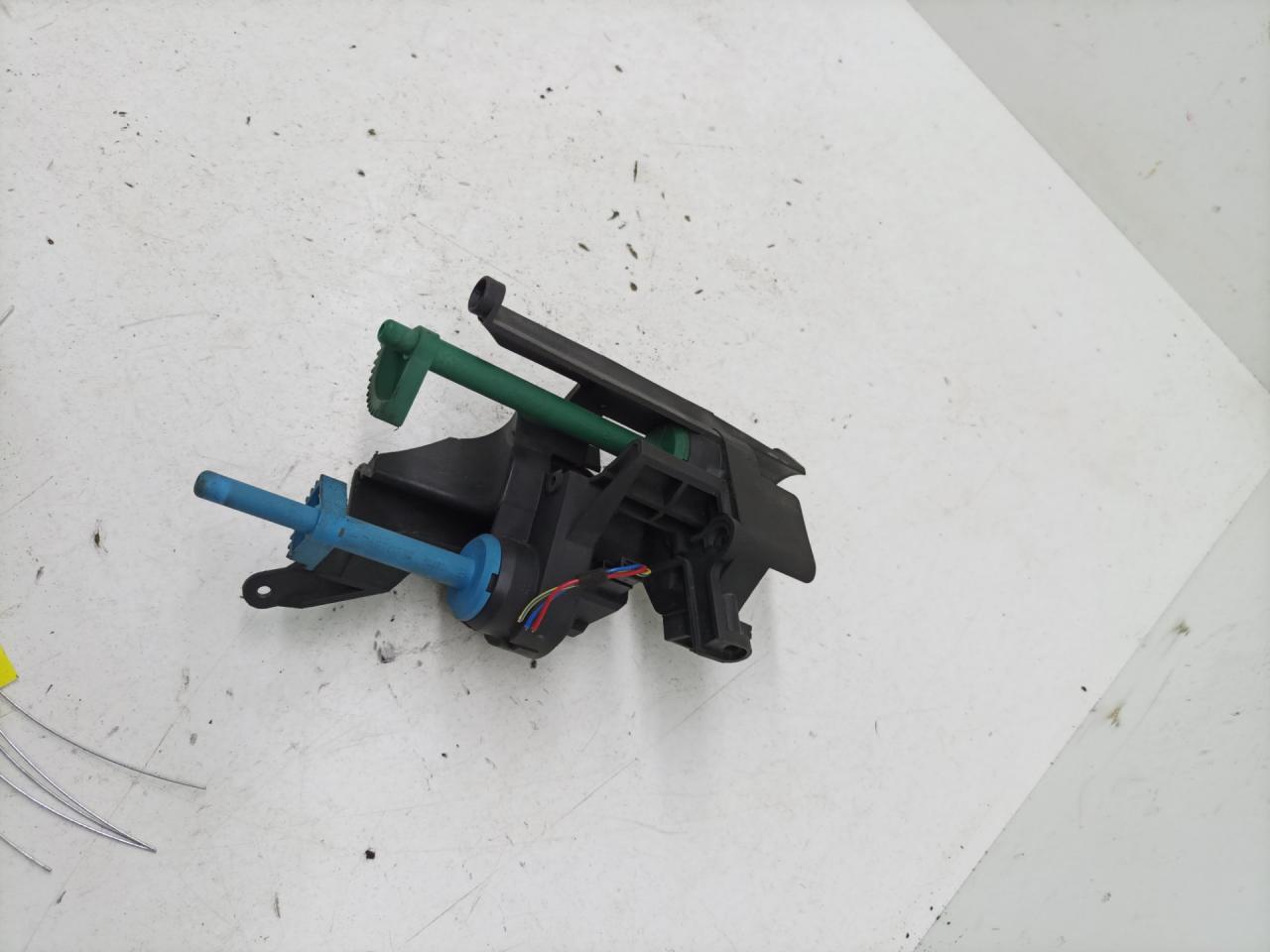 моторчик заслонки печки BMW 7 серия E65/E66/E67 2002, 4.4 л., бензин, АКПП, седан, 6911824, 96836D - фото №1