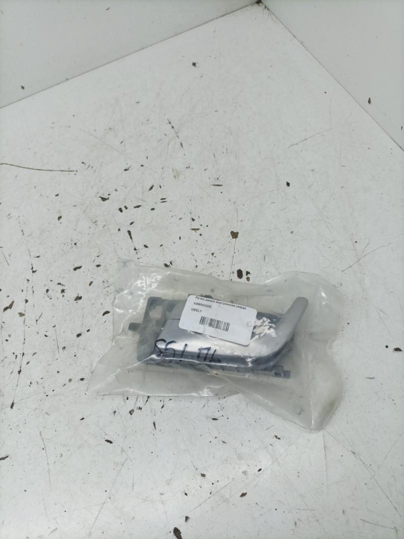 ручка внутренняя передняя левая Geely Emgrand EC7 1 поколение 2014, 1.8 л., JL4G18, бензин, МКПП, седан, 1068002029 - фото №1