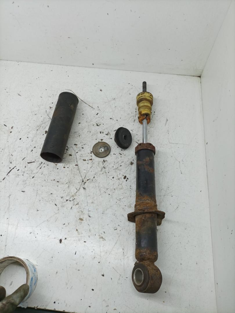 амортизатор задний Geely Emgrand EC7 1 поколение 2014, 1.8 л., JL4G18, бензин, МКПП, седан - фото №1