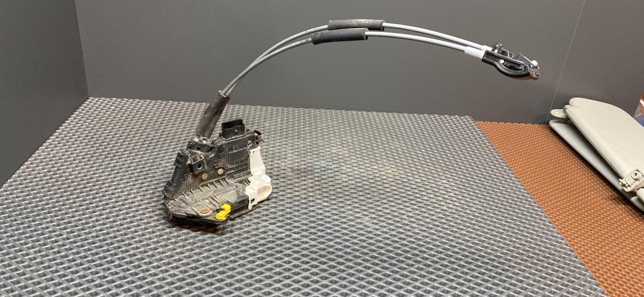 замок двери задней правой Kia Cerato 2 поколение TD 2012, 1.6 л., G4FC, бензин, АКПП, серый, седан, 81410-1M020 - фото №1