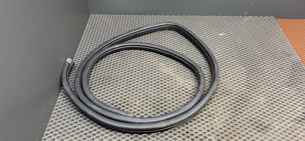 уплотнитель двери Kia Cerato 2 поколение TD 2012, 2.0 л., G4KD, бензин, АКПП, черный eb - ebony black, седан, передний привод, 831201M000 - фото №1